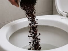 Poner café usado en una taza y tirarlo en el inodoro: para qué sirve y por qué lo recomiendan