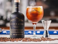 El “try” de una cadena de café icónica: se alió a ex rugbiers y lanzó su primer destilado en 90 años