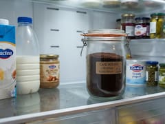 Poner un recipiente con café molido en la heladera: para qué sirve y por qué lo recomiendan
