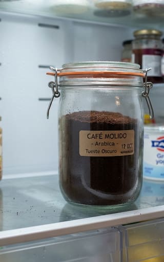 Poner un recipiente con café molido en la heladera: para qué sirve y por qué lo recomiendan