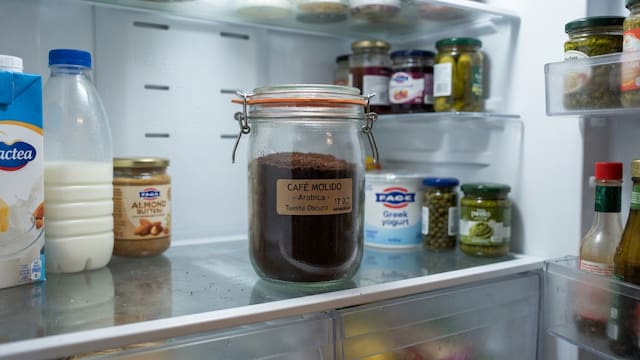 Poner un recipiente con café molido en la heladera: para qué sirve y por qué lo recomiendan