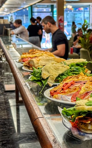 Nueva apertura en Av. Corrientes de un clásico bar notable de Buenos Aires