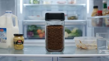 Poner un frasco de café usado en el refrigerador: por qué funciona y para qué sirve