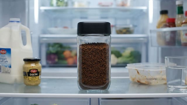 Poner un frasco de café usado en el refrigerador: por qué funciona y para qué sirve