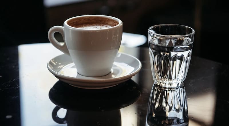 Tomar un vaso de agua antes del café, no solo realza el sabor de la bebida, sino que también aporta beneficios concretos para la hidratación, la digestión y el equilibrio del organismo. Imagen: archivo.