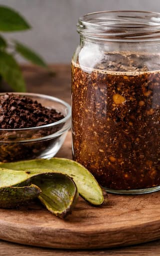 Mezclar café usado con cáscara de palta y agua | Para qué sirve y por qué lo recomiendan