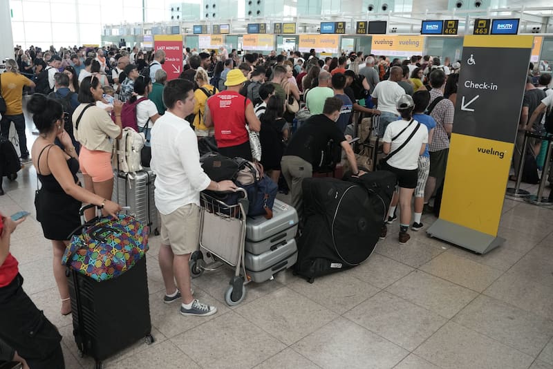 Confirmado | Aeropuertos de Valencia, Zaragoza y Vigo prohibirán el ingreso y salida a quienes posterguen la renovación de su pasaporte. Fuente: EFE.