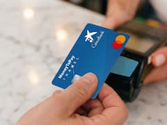 CaixaBank lanza una tarjeta gratuita para viajar: no cobran mantenimiento y opera en otras divisas sin comisiones