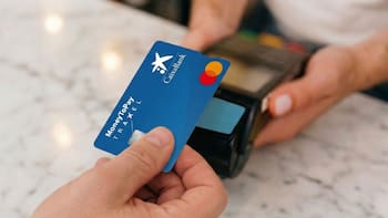 CaixaBank lanza una tarjeta gratuita para viajar: no cobran mantenimiento y opera en otras divisas sin comisiones