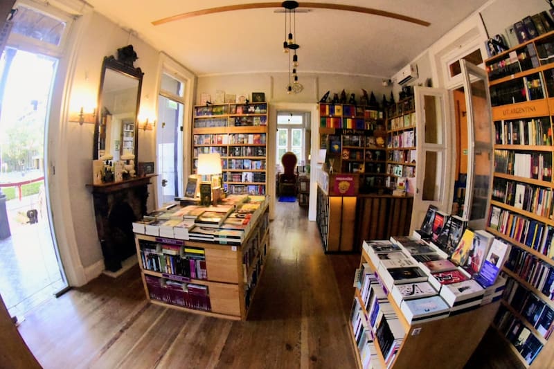 La sala principal de Villa Lola, nueva librería en Adrogué.
