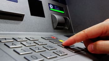 Los cajeros automáticos podrían dejar de funcionar: advierten por cortes de luz que dejarían a miles de clientes sin poder sacar dinero