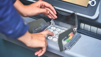 El error que muchos cometen cuando el cajero automático retiene su dinero y que puede hacer que lo pierdas