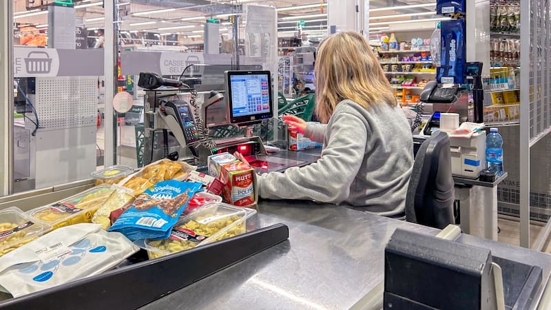 Los trabajadores que cumplen tareas de cajero y se encuentran encuadrados en el CCT 130/75 cuentan con una escala que contempla las categorías A, B y C. (Fuente: Shutterstock)