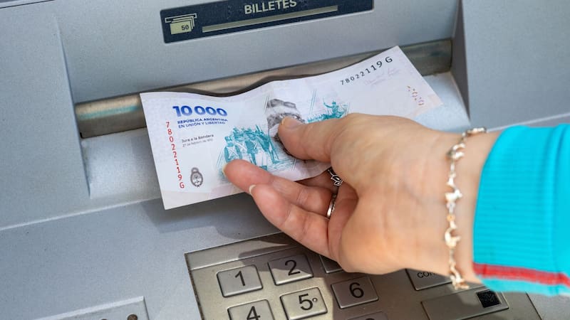 Los bancos que aumentaron el límite de extracción de efectivo en cajeros automáticos a partir de abril 2026. Foto (archivo)