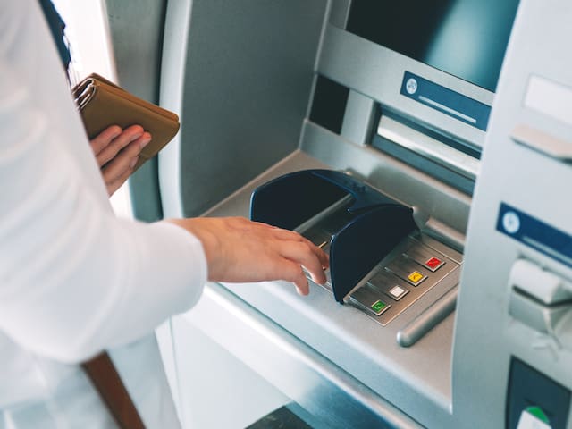 Cambian los cajeros automáticos: esto es lo que hay que hacer sí o sí antes de poner la tarjeta