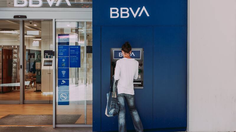 Cajeros automáticos y banca digital seguirán disponibles las 24 horas, sin cambios en su operación.