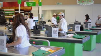 Cuánto gana un cajero de supermercado en Argentina en octubre 2026, según la escala salarial