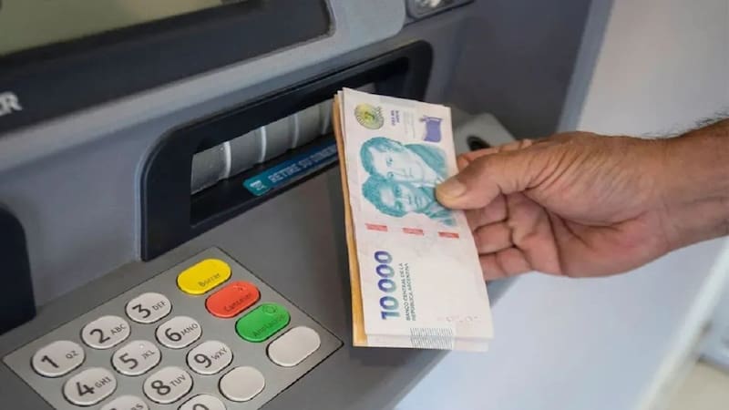 Si bien la bancarización digital y los pagos con billeteras virtuales o código QR continúan en ascenso, la demanda de efectivo se mantiene alta.