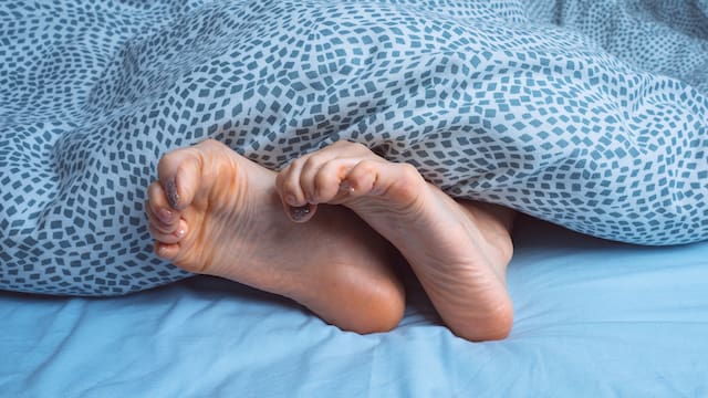 Calambres nocturnos en las piernas: qué los causa y por qué se vuelven más frecuentes después de esta edad