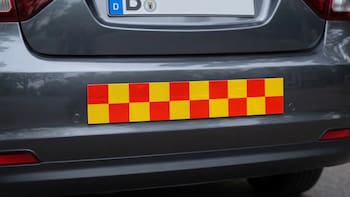 Qué significa que un auto tenga una calcomanía roja y amarilla en la patente y por qué es importante saber cómo actuar