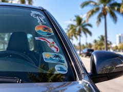Una calcomanía en el lugar equivocado puede salirte caro: la ley de Florida que muchos conductores desconocen y que puede terminar en una multa