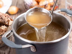 Cómo preparar en casa el caldo de huesos con más colágeno para cuidar la salud de las articulaciones