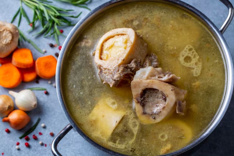 Jordi Cruz, cocinero español, comparte la mejor receta para hacer caldo de huesos: "Es el mejor alimento del mundo para tu salud". (Fuente: Freepik).