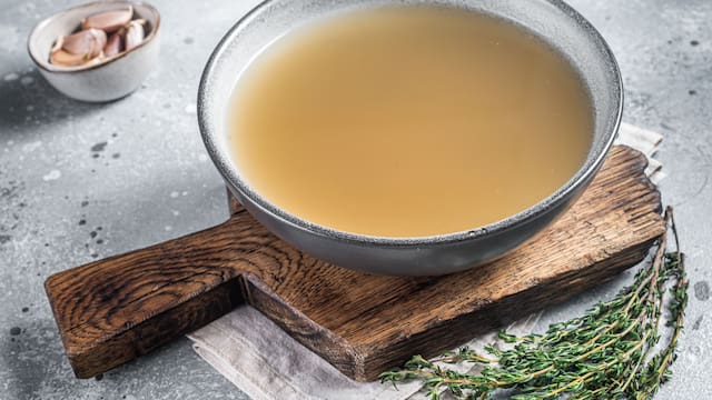 El caldo con hierro y colágeno que es antiinflamatorio y lo sugieren los nutricionistas para cenar