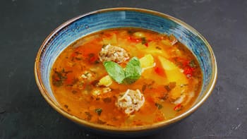 El caldo lleno de colágeno y omega-3 que ayuda a proteger del Alzheimer