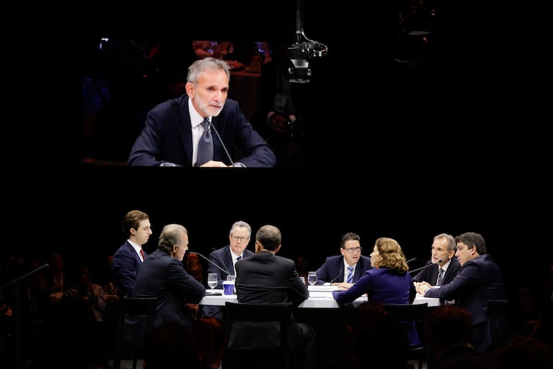 Caleb Orr (primero desde la izquierda, de perfil), durante su participación en CERAWeek by S&P Global