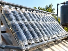 Construyeron un calefón solo con botellas de plástico recicladas: logra calentar el agua hasta 42° sin usar gas ni electricidad