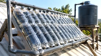 Construyeron un calefón solo con botellas de plástico recicladas: logra calentar el agua hasta 42° sin usar gas ni electricidad