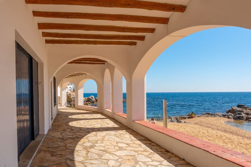 Este pueblo pesquero inspiró a Joan Manuel Serrat para sus canciones: destaca por sus encantadoras casas blancas y calas de aguas cristalinas.