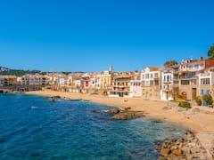 Este pueblo pesquero inspiró a Joan Manuel Serrat para sus canciones: destaca por sus encantadoras casas blancas y calas de aguas cristalinas