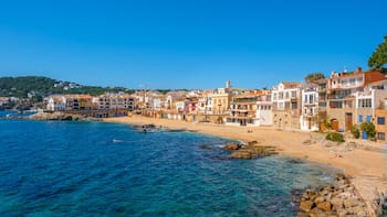 Este pueblo pesquero inspiró a Joan Manuel Serrat para sus canciones: destaca por sus encantadoras casas blancas y calas de aguas cristalinas