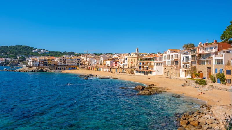 Este pueblo pesquero inspiró a Joan Manuel Serrat para sus canciones: destaca por sus encantadoras casas blancas y calas de aguas cristalinas.