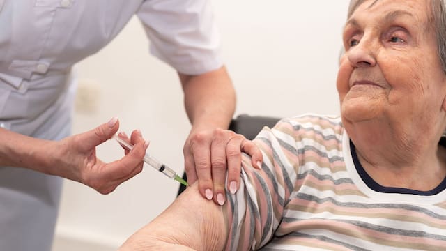 Alerta sanitaria por el regreso de la enfermedad más temida: advierten que los adultos mayores no necesitarán vacunarse esta vez