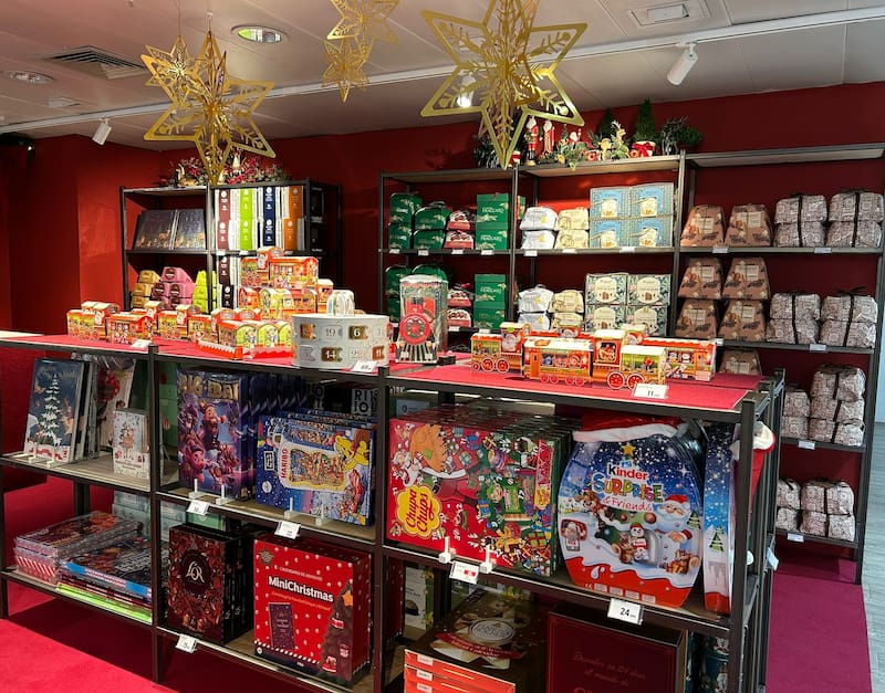 La llegada de la Navidad se hace notar en los escaparates de El Corte Inglés, donde los calendarios de adviento dan la bienvenida a la temporada.