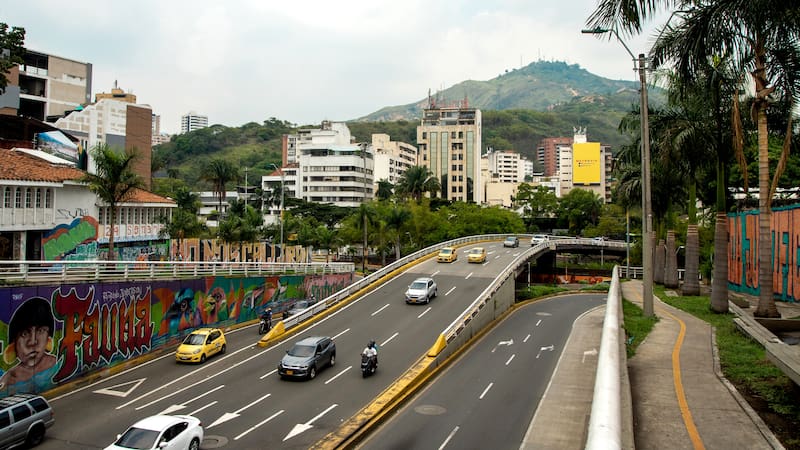 Panorámica del tránsito urbano en Cali, uno de los ejes de movilidad de la ciudad.