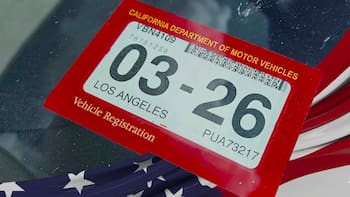 Es oficial en California | El DMV bloquea el registro de nuevos vehículos a quienes no pasen esta prueba clave