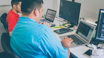 ¿El fin de una era? La IA borra miles de empleos en call centers de México y la región: qué pasará con los jóvenes