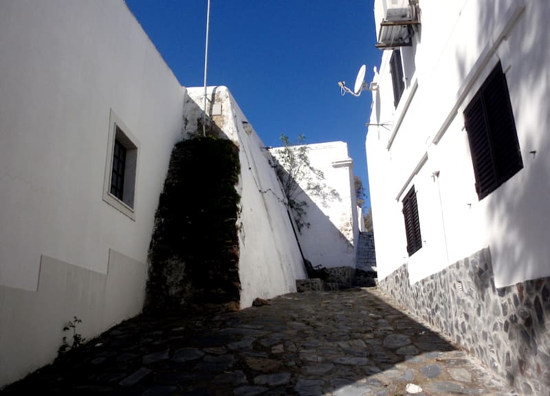 Las calles estrechas y la arquitectura popular conservan el carácter histórico de esta villa portuguesa del Algarve.