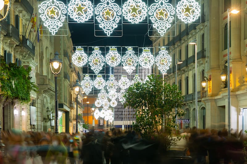 La capital navideña deslumbra con su diseño urbano iluminado, combinando modernidad, arte y tradición en cada rincón.