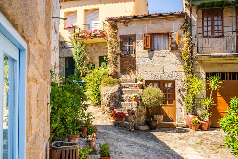 La arquitectura tradicional de Combarros se mantiene con escasas modificaciones, preservando la identidad histórica del pueblo.