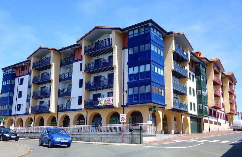 El centro de Hendaya Francia reúne comercios, restaurantes y rincones ligados a la vida cotidiana de una de las ciudades más visitadas de la zona fronteriza.