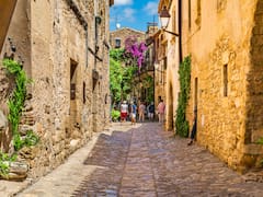 Parece Italia, pero queda en Cataluña: el pueblo de 100 habitantes que alberga un castillo medieval del siglo X