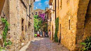 Parece Italia, pero queda en Cataluña: el pueblo de 100 habitantes que alberga un castillo medieval del siglo X