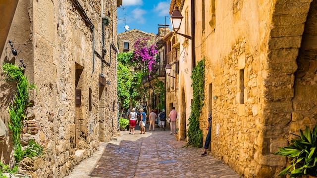 Parece Italia, pero queda en Cataluña: el pueblo de 100 habitantes que alberga un castillo medieval del siglo X