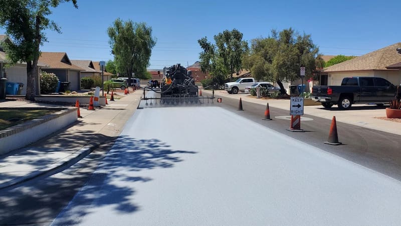 En 2020, Phoenix pintó 58 km de calles para solucionar el calor extremo: el asfalto bajó 7 °C, pero nadie pensó en los peatones