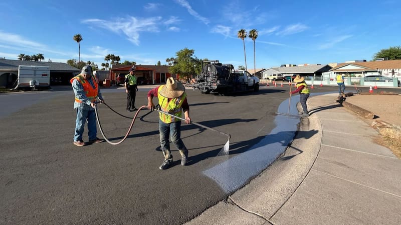 En 2020, Phoenix pintó 58 km de calles para solucionar el calor extremo: el asfalto bajó 7 °C, pero nadie pensó en los peatones